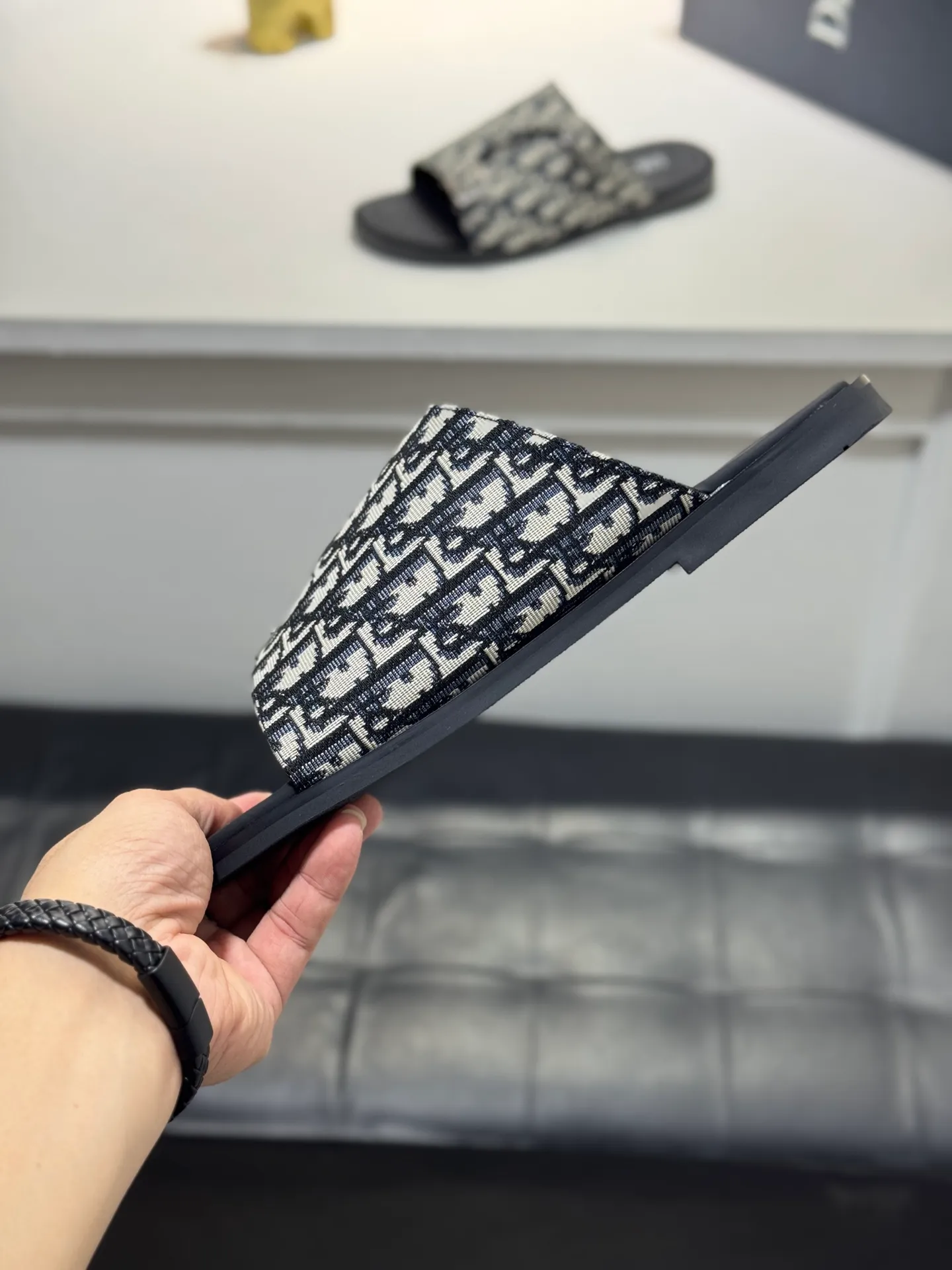 Men's men's shoes 💰320 [New style] 🦇🦇𝐂𝐡𝐫𝐢𝐬𝐭𝐢𝐚𝐧 𝐃𝐢𝐨𝐫 Dior slippers - the latest hot sandals, classic sandals, original replicas, super durable and versatile, cowhide leather with hardware accessories, very comfortable on the feet Look slim and white. Original molded outsole size: 38-44 (.45. Customized